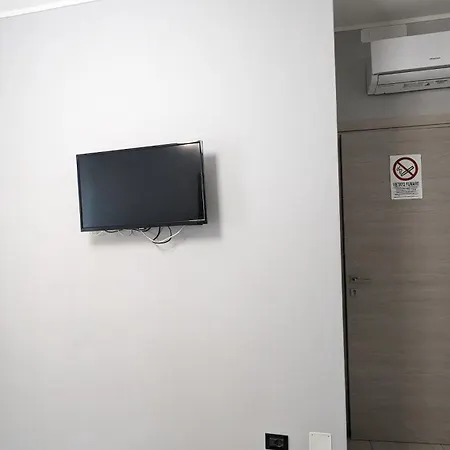 Johnny Apartment *