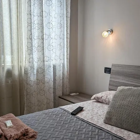 Johnny Apartment *