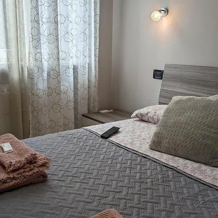 Johnny Apartment *