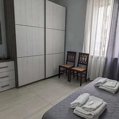 Johnny Apartment *